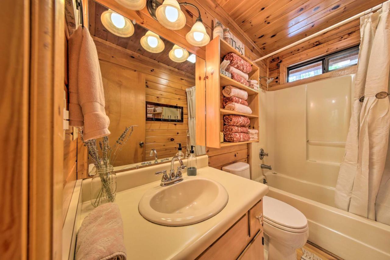 Peaceful Blue Ridge Cabin With Decks And Fire Pit المظهر الخارجي الصورة
